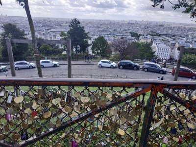 نذر و توسل به نصب قفل در پاریس