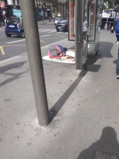 فقر در ایستگاه اتوبوس پاریس